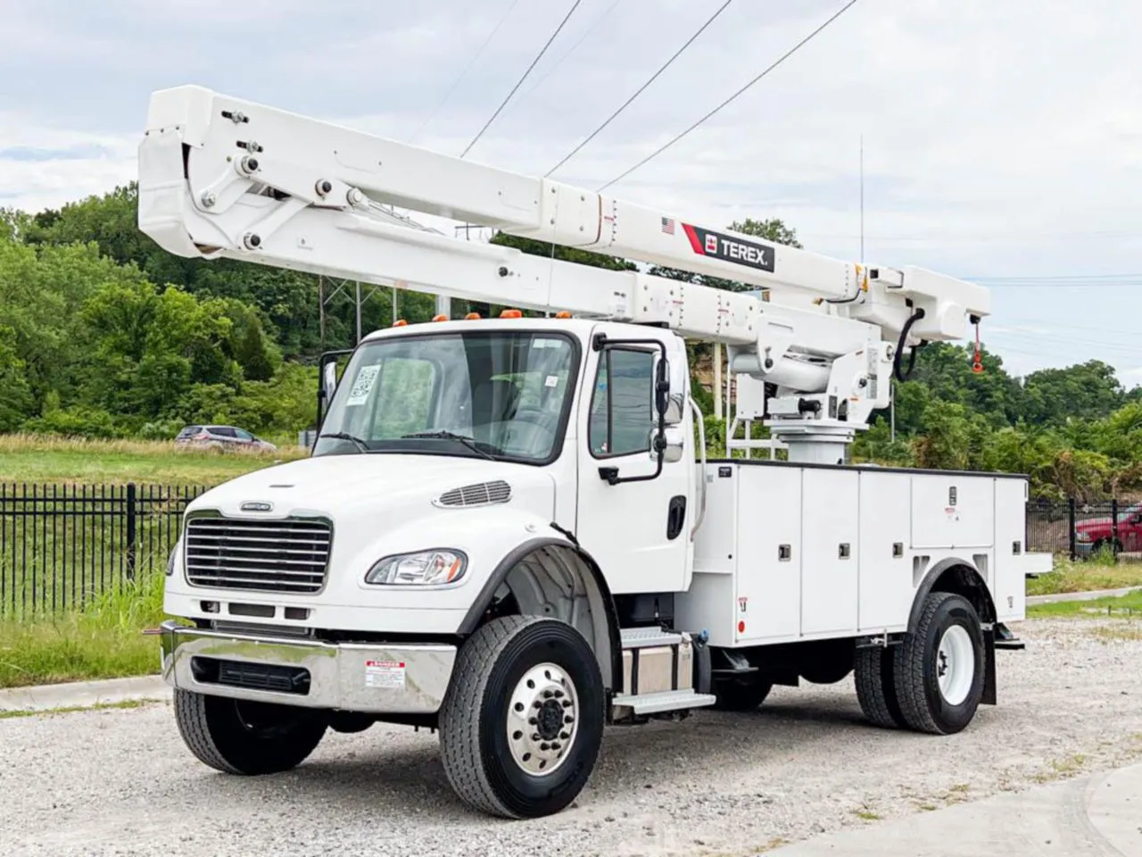 Tree service bucket truck with extended aerial lift